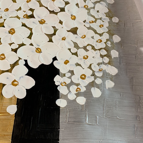 Textured white floral oil painting. Painting 20.5x20.5. Canvas 23.5x23.5 - Picture 3 of 4